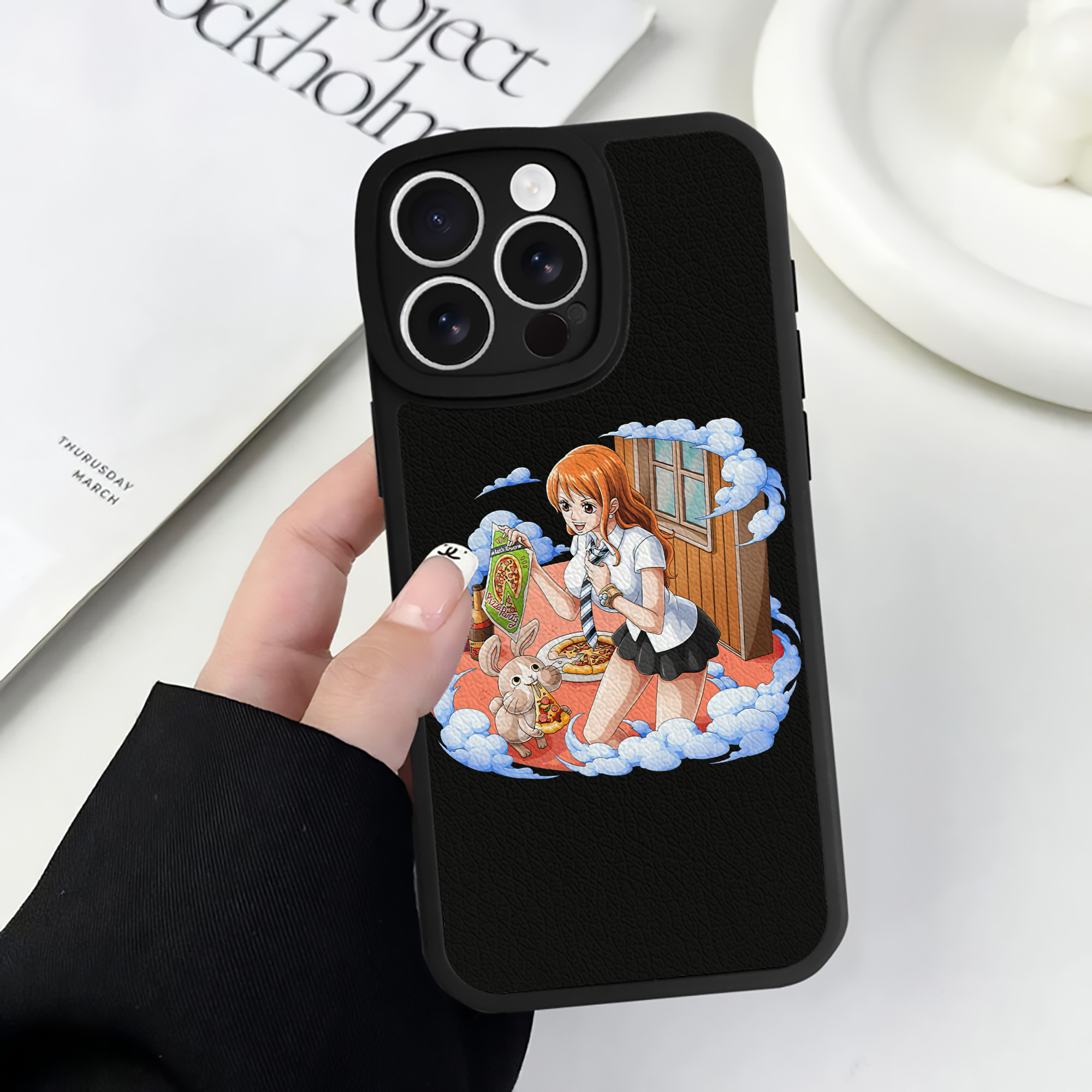 （画像用） ワンピース ナミ ONE PIECE Nami 【iPhone 16シリーズ対応】シリコンスマホケース（レザー調） 材質：シリコン